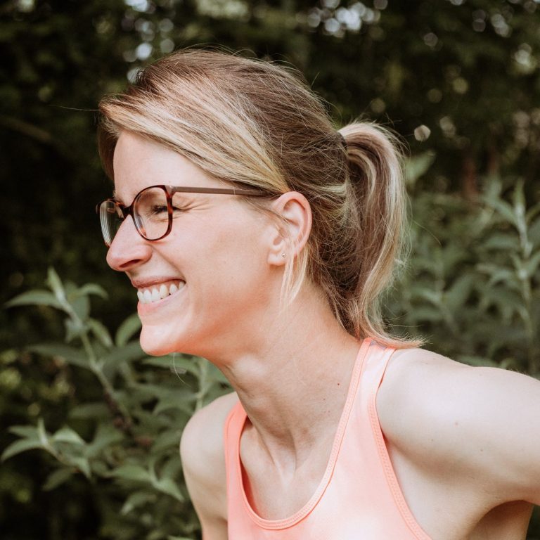 Ich bin Mama aus Kelkheim (Taunus), Fitnesstrainerin, Rückentrainerin, Trainerin für Fit durch und nach der Schwangerschaft sowie Hot Iron Instructor®. Ich helfe Dir den ersten Schritt zur Fitness zu gehen und wir finden gemeinsam einen Plan, der zu Dir passt. Hallo, ich bin Rodine Schlögl